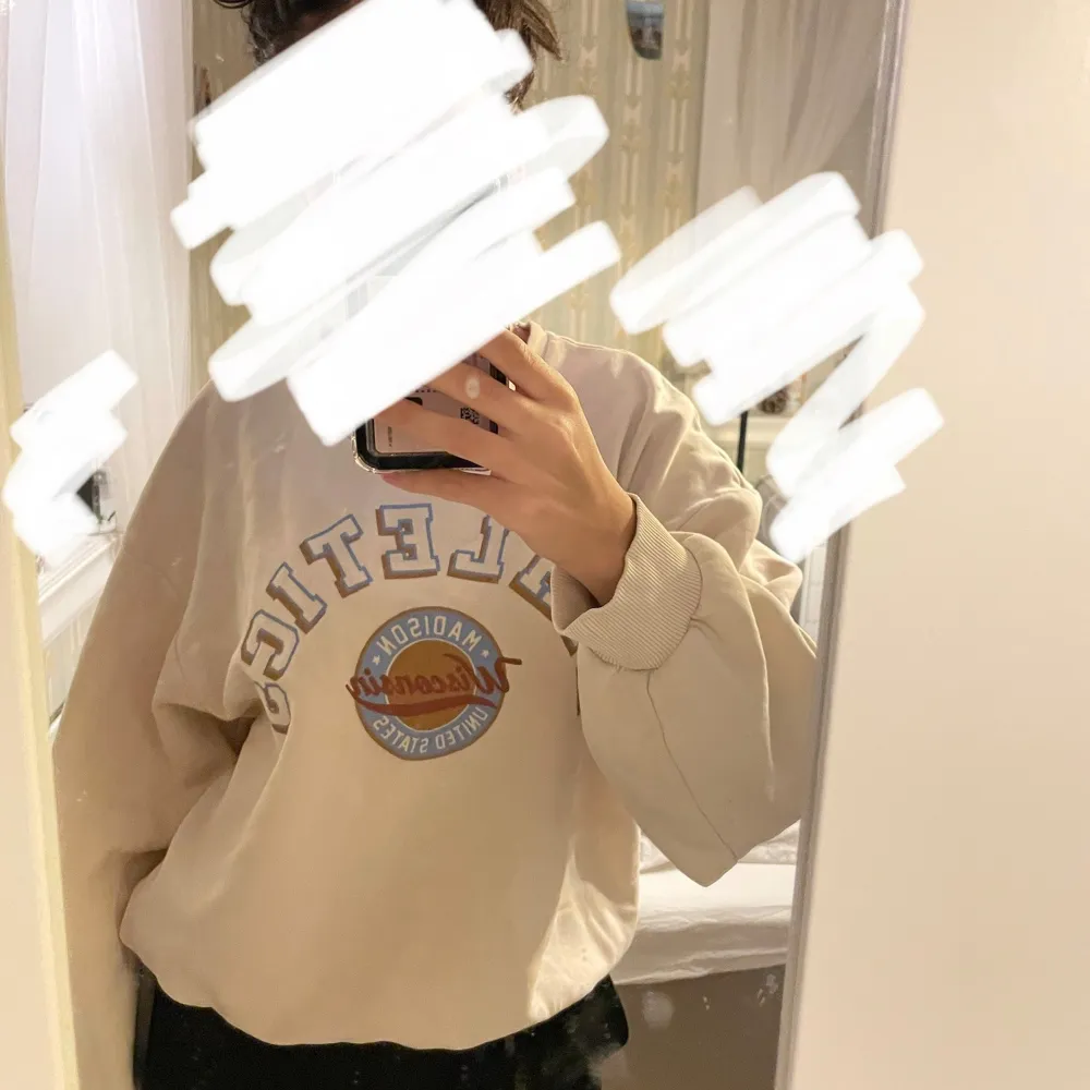 Säljer en supermjuk beige sweatshirt från Gina Tricot i storlek S. Perfekt för en avslappnad stil och passar bra till jeans eller leggings. Använd ett par gånger men i bra skick. Perfekt för höst och vår! Nopprig, se sista bilden.. Tröjor & Koftor.