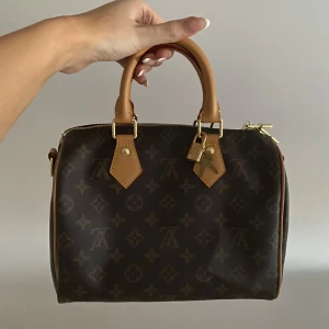 Brun liten handväska - Säljer min lilla men rymliga handväska då den inte kommer till användning. Inga defekter! Axelband medföljer. Pris kan diskuteras❤️