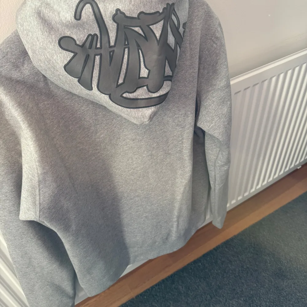 Säljer nu min helt nya syna world hoodie den är helt ny med inga skador och helt oanvänd gillar inte riktigt hur den satt den är en storlek L men sitter som M pris går att diskuteras. Hupparit & Collegepaidat.