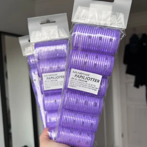 Självhäftande lila papiljotter från My Beauty Care - Säljer 3 st förpackningar självhäftande papiljotter i en härlig lila färg från My Beauty Care. Perfekta för att skapa volym och lockar utan värme. Varje förpackningar innehåller 6st papiljotter som är enkla att använda och skonsamma mot håret.