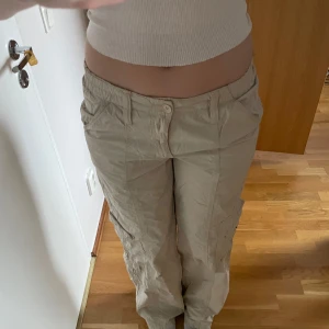 Beige y2k cargobyxor från BDG Urban Outfitters - Säljer ett par beige cargobyxor från BDG Urban Outfitters. Köpt för 677kr