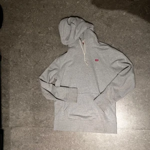 hoodie grå - Fräsch hoodie i grå färg Levis och ganska bra kvalité ny skick och storlek S funkar även till M pgv lite stor i storlek 