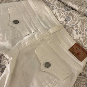 Vita jeans från True Religion - Säljer as snygga vita jeans från True Religion helt nya. Har dock sytt dom till bootcut, kom privat för fler bilder❤️