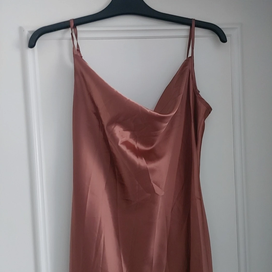 Brun långklänning i satin - 3