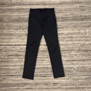 Svarta leggings från SOC - Snygga svarta leggings från SOC med elastisk midja och teknisk design för optimal komfort. Perfekta för träning med TCS Airflow-teknologi som håller dig torr och bekväm. Diskret logga på benet.👍🏻❤️