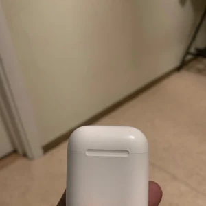 Vita trådlösa hörlurar med laddningsetui - Säljer ett par vita trådlösa hörlurar med tillhörande laddningsetui. Hörlurarna är smidiga och enkla att använda, perfekt för musik och samtal. Etuiet har en laddningsport på undersidan. Högra hörluren funkar tyvärr inte, men ni får med er den fortfarande 