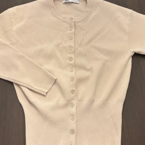 Beige kofta från Zara - snygg figursydd kofta från Zara. Använd 1 gång.