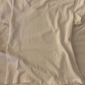 Vit kortärmad t-shirt - Säljer en klassisk vit t-shirt med korta ärmar och rund hals. Perfekt basplagg för alla tillfällen. Tillverkad i mjukt material för extra komfort. Skriv om frågor!💗