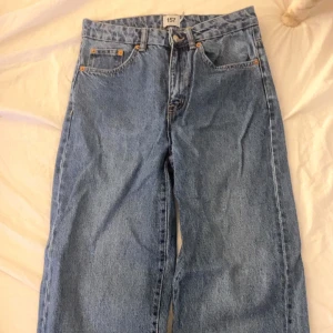 Blå jeansbyxor från 157 - Snygga blå jeansbyxor från 157 i storlek S. Klassisk design med fem fickor och knappgylf. Perfekta för en avslappnad stil.  Skriv om frågor!💗ord pris 300kr