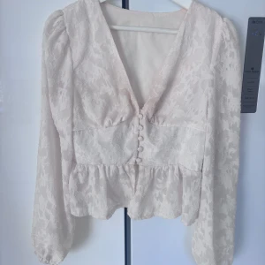 Vit blus med knappar - Säljer en superfin vit blus med knappar framtill. Blusen är i storlek S men funkar även för xs! Säljer då den blivit för liten för mig och inte kommer till användning
