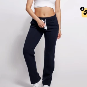 Svarta mjukisbyxor med snörning - Jag säljer mina älskade mjukisar från russemerch, bilden är på den vanliga längden men jag säljer tall edition🥰skulle säga att de passar någon som är 165 och längre i längden 💕