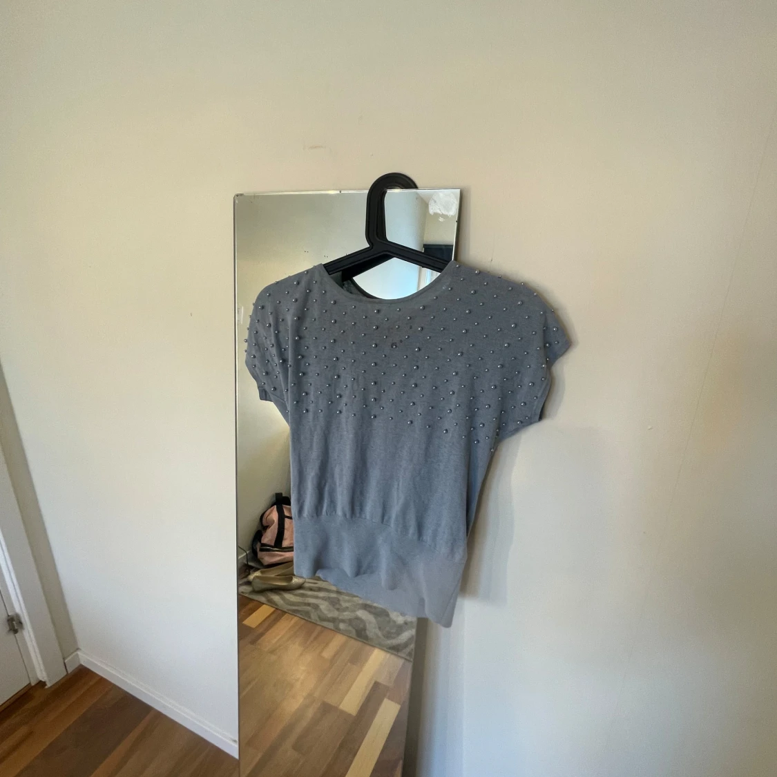 Grå topp med pärlor - 2