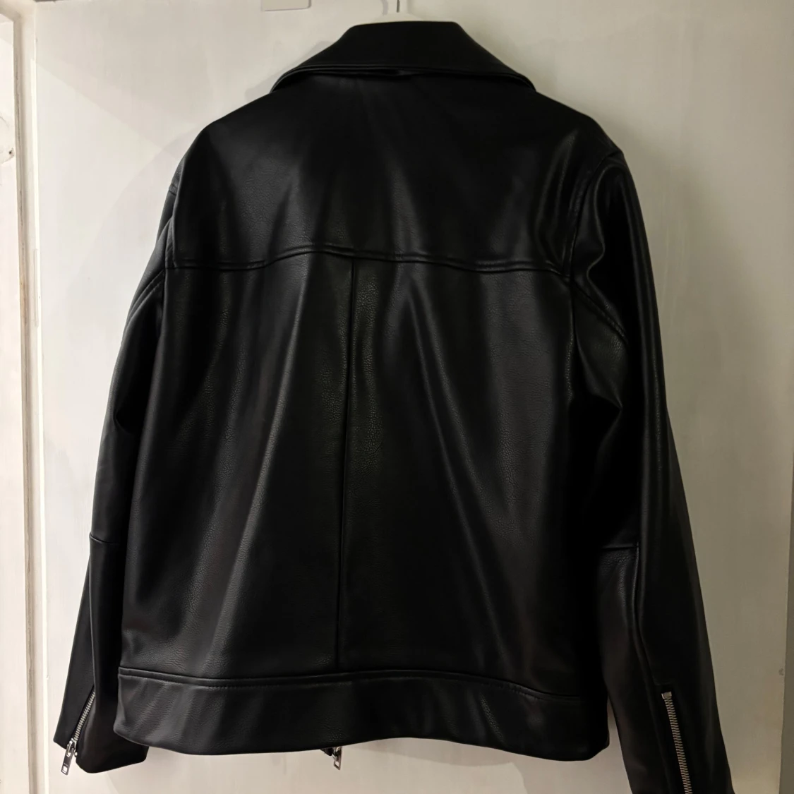 Svart skinnjacka med dragkedjor - 2