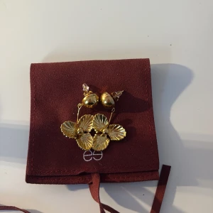 hängörhängen guld - helt nya örhängen i blommotiv. super snygga och super trendiga. helt nya och oanvända från Eerly Jewlery! rostfritt stål ❤️ köpa för 499 kr