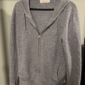 Kashmir zip från sayless  - Säljer mina gråa kashmir zip. Skick 9/10 använd ett par fåtal gånger, vid minsta fundering Äre bara o höra av sig!🤩