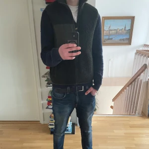 Peak performance terry väst - As fet väst från peak performace, den är i väldigt bra skick och perfekt som lager på lager, säljer då den blivit för liten, jag är 187 och väger 73. Hör av er vid fler frågor!