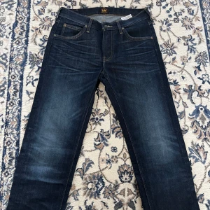 Lee Jeans - Tjena! Säljer nu ett par tvär feta Lee Jeans| Skicket helt nya| Nypris 1199| Skriv gärna dm vid funderingar| Pris kan diskuteras.