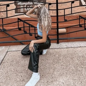 Svarta skinnbyxor - Snygga svarta skinnbyxor med hög midja och raka ben. Från zara & fint skick.