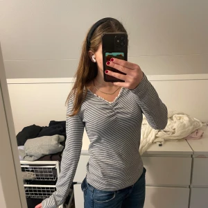 Randig långärmad tröja - Randig långärmad topp med v- urringning!