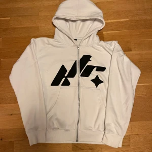 Y2k zip up hoodie - Y2k zip up hoodie köpt från ett UF företag väldigt skön och snygg i bra kvalité strl S