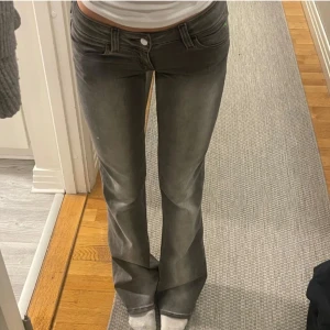 Weekday jeans - Säljer skit snygga Weekday jeans som inte kom till användning! De är använda fåtal gånger. Ingen lapp på baksidan heller. I storleken 26/30. Passar jättebra till basic tröjor. Skriv för frågor om pris eller annat. Priset kan diskuteras men köpte för 500kr så säljer för rätt dyrt