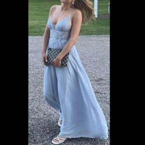 Ljusblå balklänning - Säljer nu min superfina balklänning från märket mascara. Köpt på Zalando. Den är endast använd en gång så den är i fint skick! Skriv för fler bilder🩵🩵🩵 Pris kan diskuteras 