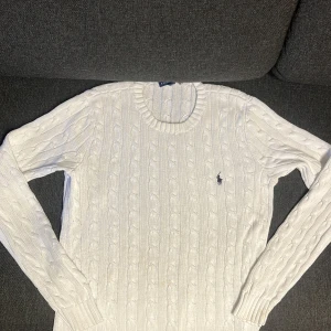 Kabelstickad tröja från Ralph Lauren - Klassisk RL sweatshirt i storlek M som passar perfekt för dig som vill ha en stilren look nu till våren/sommaren. Tröjan är i nyskick och är endast använd ett fåtal gånger! Priset är som vanligt ej hugget i sten så tveka därför ej på att buda/fråga angående pris 🤝🥂