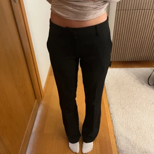 Svarta kostymbyxor - Svarta kostymbyxor i modellen Vera från Bikbok, använda typ två gånger inga fläckar eller något. 