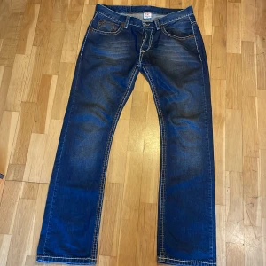 True Religion jeans i blå denim - Snygga True Religion jeans i blå denim. De är äkta och är bara använda ett fåtal gånger. Pris kan diskuteras. Köpare står för frakten‼️