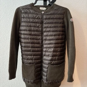 Moncler cardigan  - Moncler cardigan i en snygg mörkgrön färg, size S. Skick 8/10 neck tagen är lös (bild 5). Pris 3390. Vid frågor och funderingar är det bara att höra av sig🙌