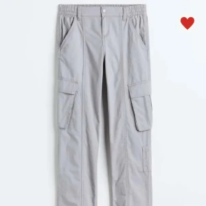 Grå cargopants - Snygga grå cargopants med elastisk midja och flera praktiska fickor. Perfekta för en avslappnad stil med en touch av funktionalitet. 
