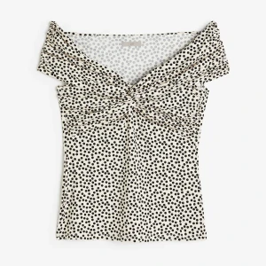 Prickig off shoulder topp - Skitsnygg prickig topp från Hm💓Slutsåld och helt i nyskick. Storlek S o säljer för att jag behöver rensa. Skriv vid frågor eller köp direkt 