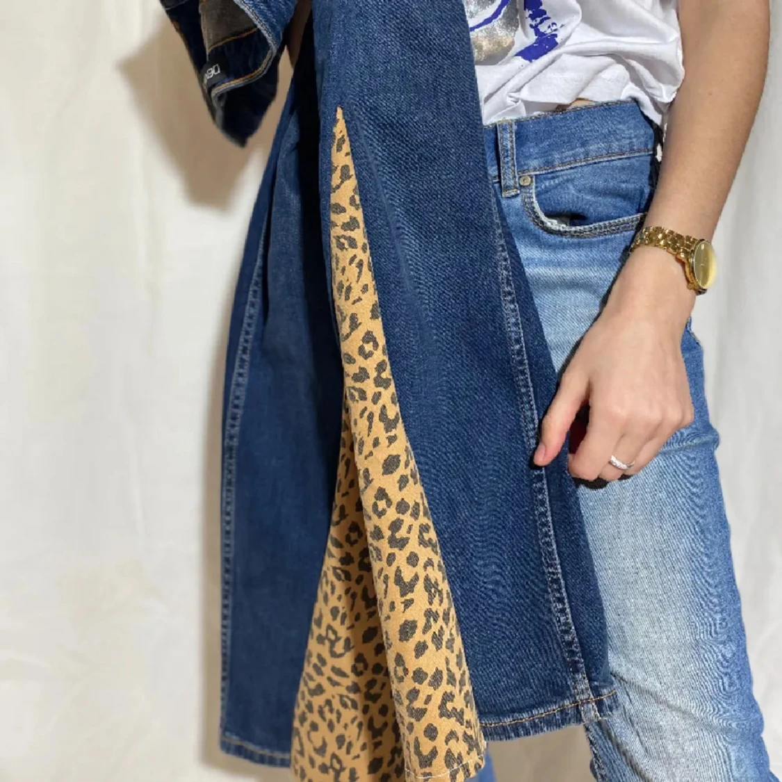 Blå jeans med leoparddetaljer - 2