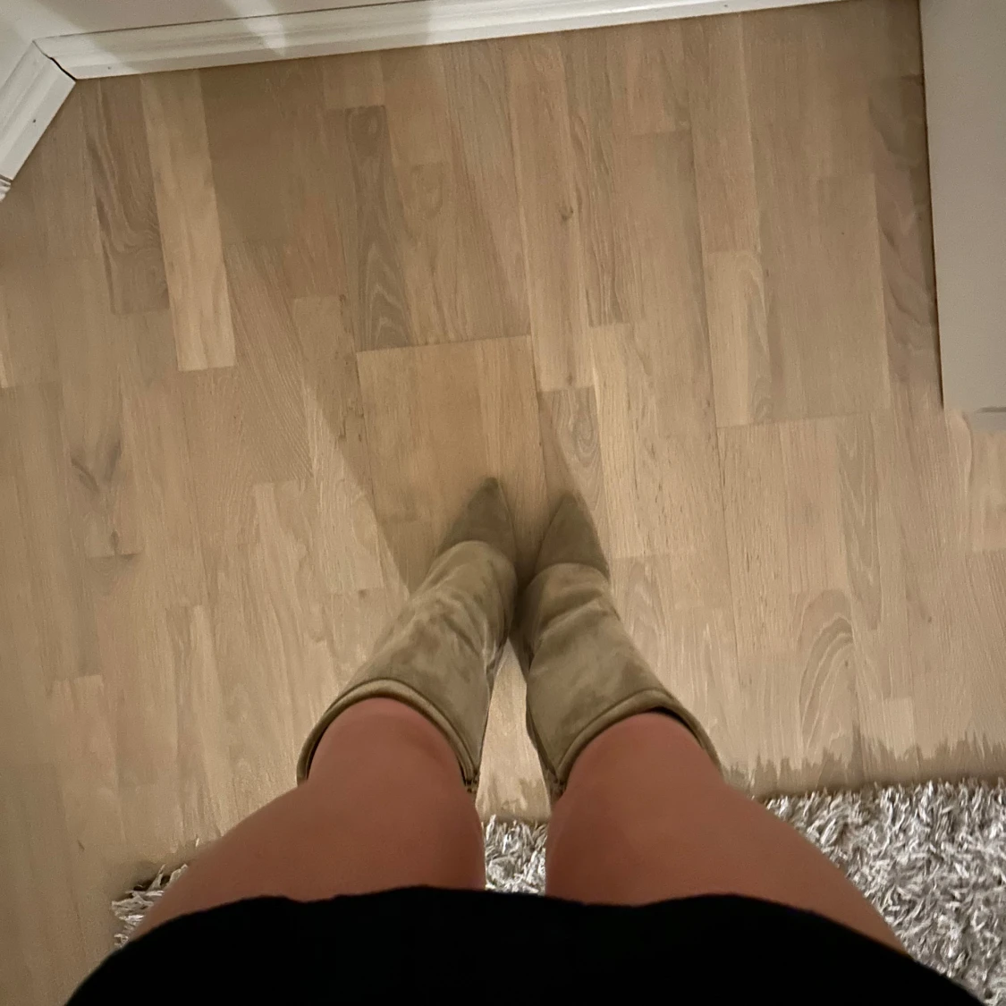 Beige stövlar med gulddetalj - 3