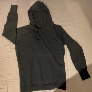 Svart hoodie - Säljer en svart marinoull tröja helt i ny sick! Hör av er för mer bilder eller information. Pris kan diskuteras vid snabb affär!