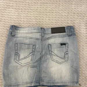 Jeanskjol från ONLY - Snygg jeanskjol från ONLY. Använd ett fåtal gånger 