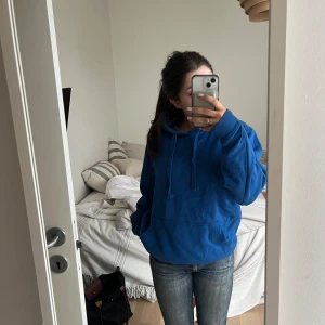 Blå hoodie - Säljer en blå hoodie med känguruficka och justerbar huva från Yourturn i xxs. Perfekt för en avslappnad stil och passar bra till jeans. Skön och enkel att bära.