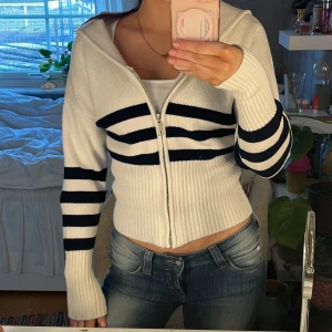 Vit och svart randig kofta - Säljer en snygg vit kofta med svarta ränder😍 köpt här på plick men fortfarande i bra skick💓 originellt från Zara