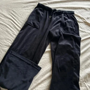 Juciy byxor - Nyskick,Använda 1 ggr, uppsydda ner till passar mig som är ca 160. Ge gärna prisförslag nypris 899. Köpa från kidsbrandstore. STORLEK 170/176
