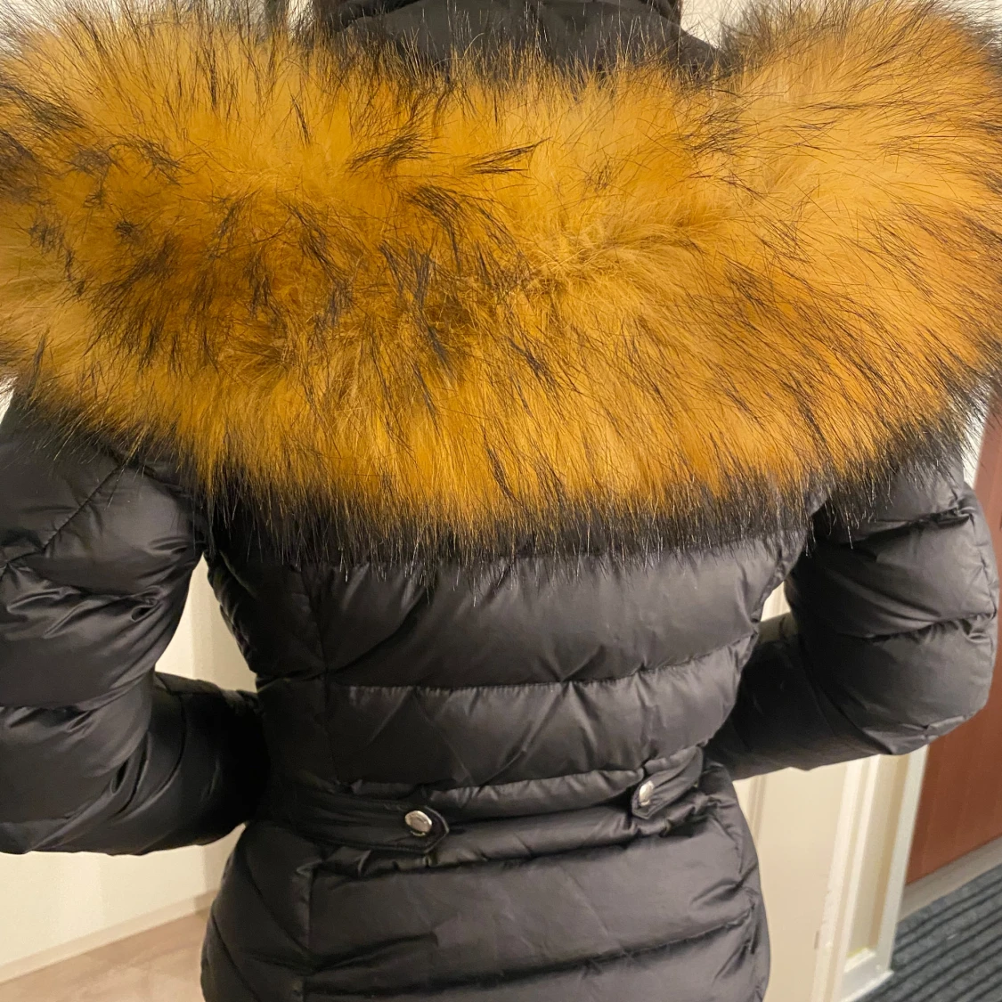 Svart dunjacka med pälsdetalj från Rockandblue - 1