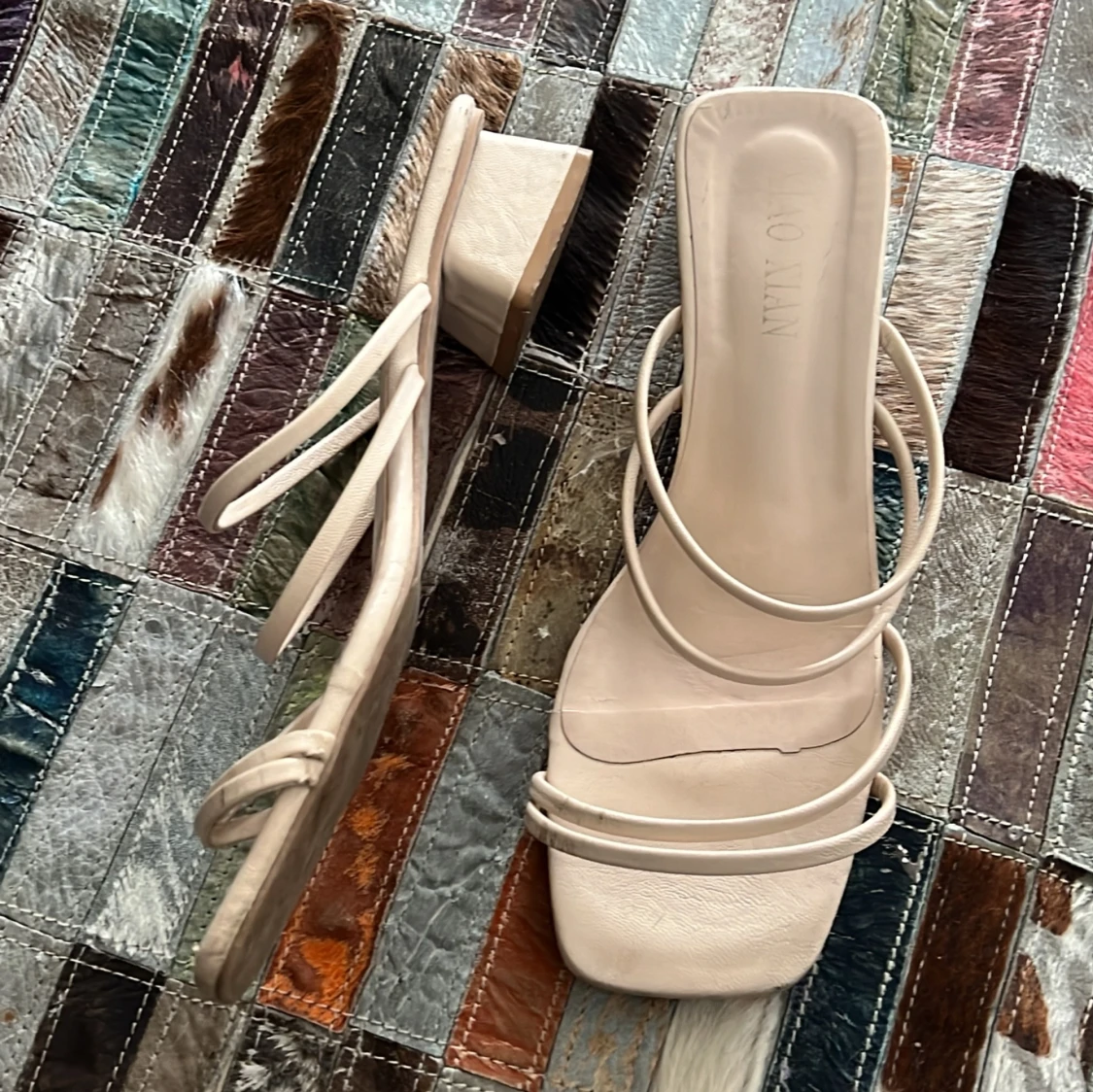 Beige sandaler med klack - 1