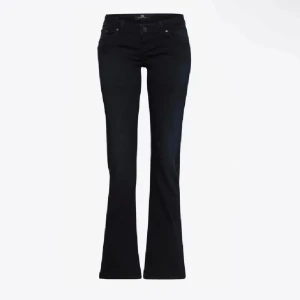 Svarta/nattblå LTB jeans - lågmidjade bootcut (valerie) jeans i storlek 24/30! 💕💕 kom privat för egna bilder! säljer även likadana i ljusblå