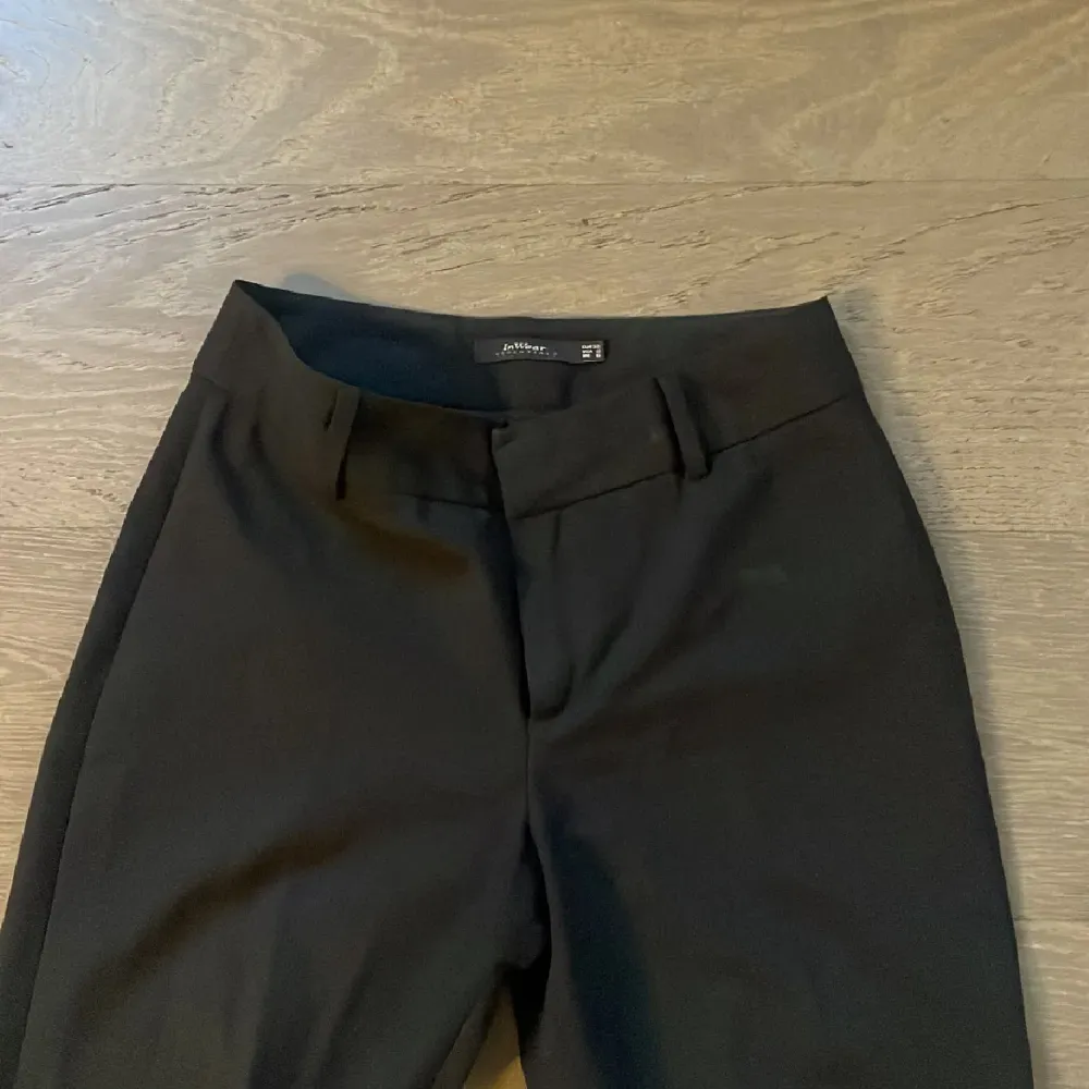 Snygga svarta lågmidjade bootcut kostymbyxor från Solero i en mix av polyester, ull och elastan. Byxorna har en klassisk design. Perfekta för en stilren look. Ingen bild på då dem ej passar❤️. Farkut & Housut.