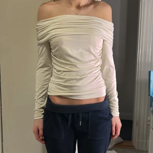 Vit offshoulder topp  - Säljer en offshoulder topp. Knappast använd. Osäker på storlek men passar xs/s.