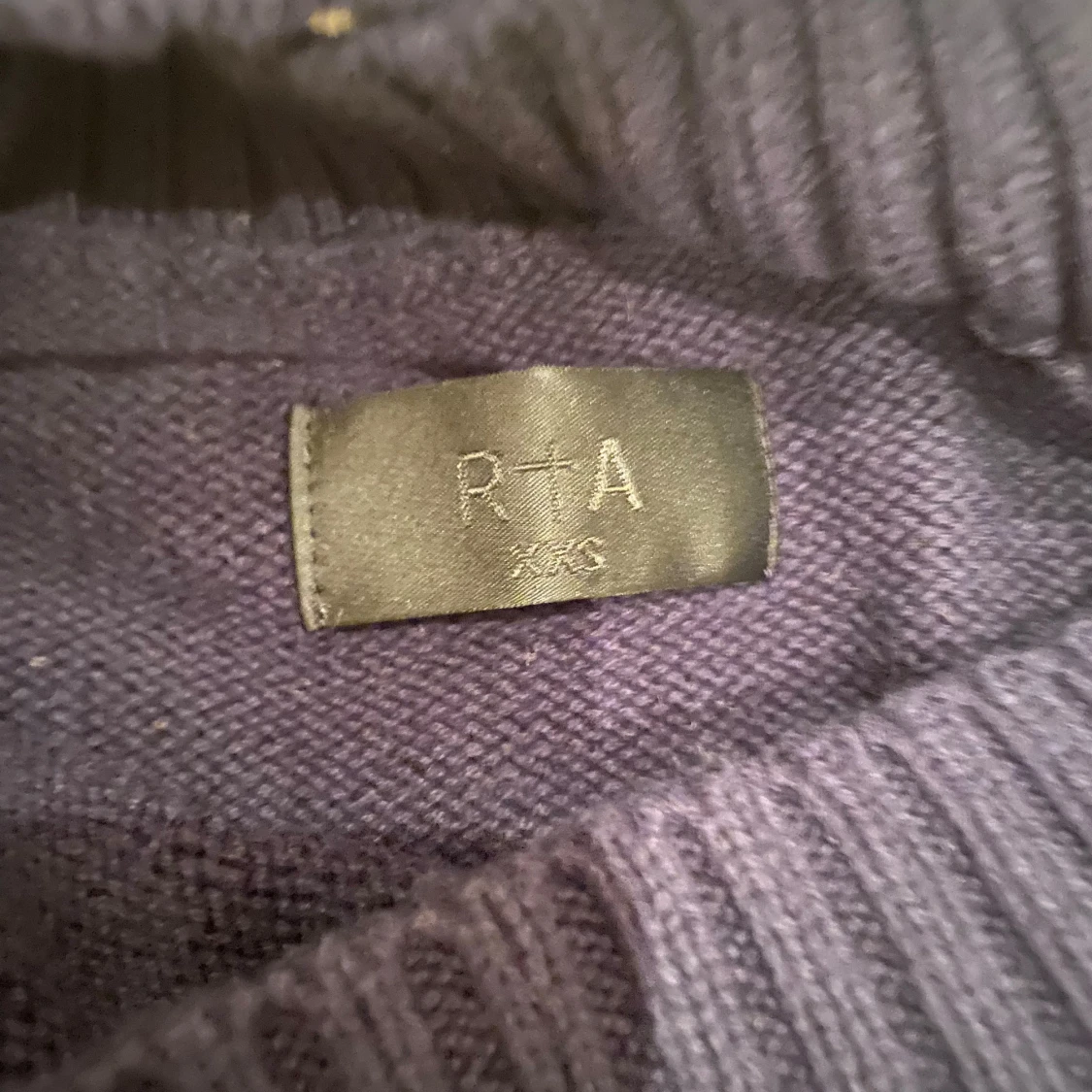 Mörkblå tröja - 91