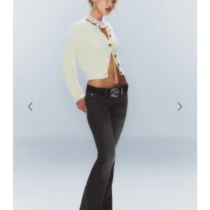 Svarta bootcut jeans - Snygga svarta lågmidjade bootcut jeans från Cheap Monday. Helt nya, inte använda! SLUTSÅLDA på weekdays hemsida! Strl W25 L32