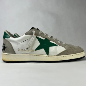 Golden Goose Ballstar  - Varumärke: Golden Goose   Modell: Ballstar  Storlek: 41  Skick: 7/10 Skorna är använd med synliga spår av slitage men fortfarande fullt användbara. Kan ha mindre defekter som visas i bilderna.  Nypris: 5800kr