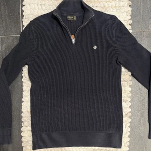 Morris Half Zip Navy - Snygg och skön half zip från Morris i Old money stuk || Storlek: M || Fint skick 