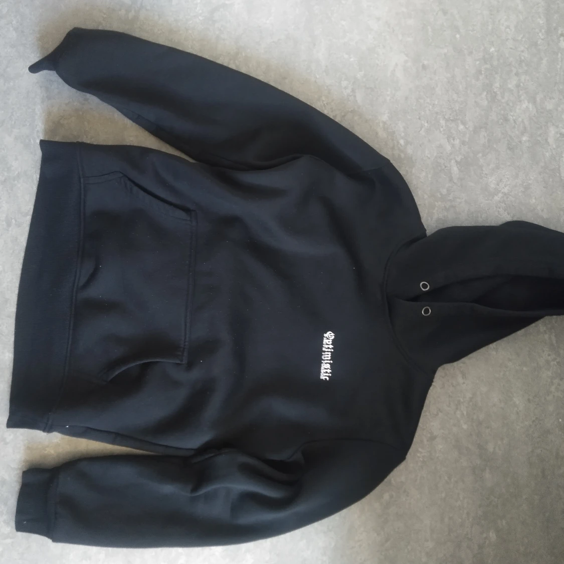 Svart hoodie med blommotiv - 1