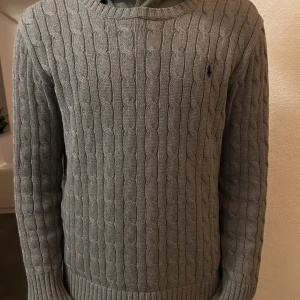 Ralph lauren tröja - Säljer en stilren grå kabelstickad tröja från Ralph Lauren. Den är köpt på kidsbrandstore för 2099 kr, tröjan är i nyskick och använd få gånger. Tröjan är 14-16 år - L (barnstorlek). Sitter som en S. Hör av dig för fler frågor eller bilder! 🤗